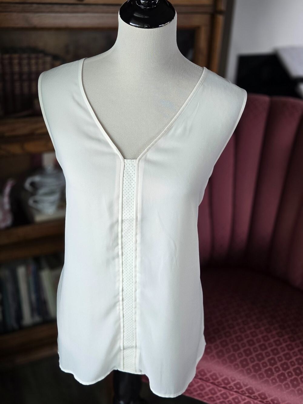 Banana Republic Blouse Women XL Cream White V-Neck Sleeveless business casual
